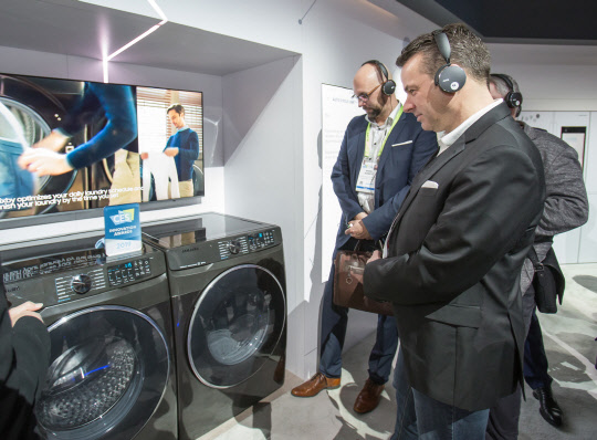 세계 최대 가전·IT 박람회 'CES(Consumer Electronics Show) 2019' 개막일인 8일(현지시간) 미국 네바다주 라스베이거스 컨벤션센터에서 바이어들이 'CES 2019 혁신상'을 받은 세탁기를 살펴보고 있다. <연합뉴스>